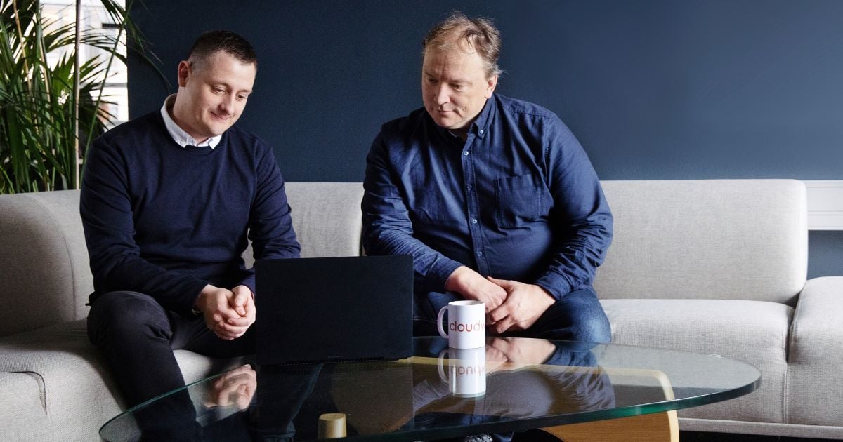 Arne og Torben i sofa med computer_1200x630