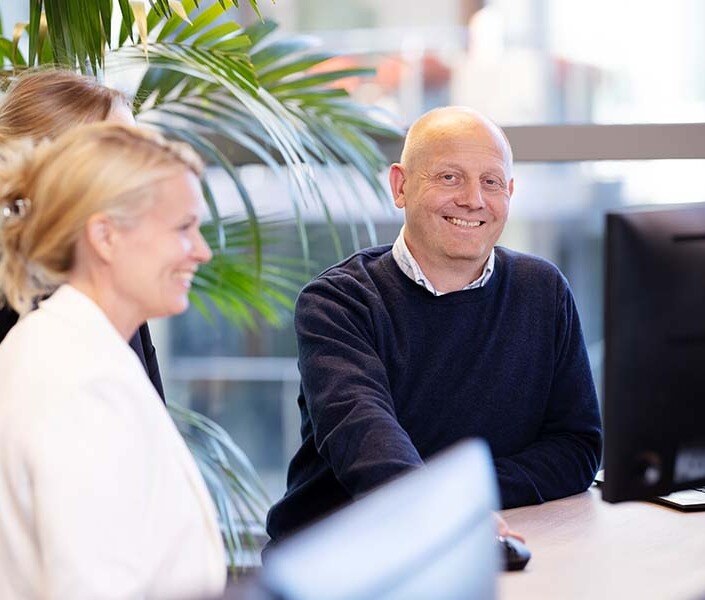 Dagfinn ser inn i kamera med Åse Helene og Marlene